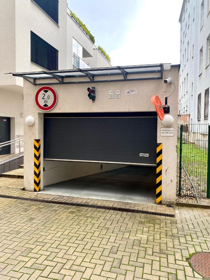 The Elite Suite Downtown A/C & Garage Parking Bratislava Exterior photo